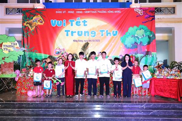 Chương trình “Vui Tết Trung thu - Trao học bổng và quà cho trẻ em có hoàn cảnh đặc biệt, khó khăn trên địa bàn phường” năm 2025