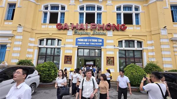 Từ ngày 01/11/2025, tàu HP15 xuất phát tại ga Hải Dương lúc 6h20, dừng tại ga Thượng Lý lúc 7h04, và đến ga Hải Phòng lúc 7h17. Ở chiều ngược lại, tàu HP16 duy trì hành trình như hiện nay.