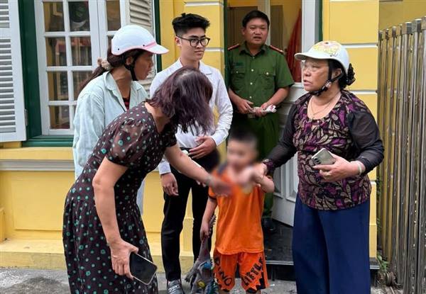 Công an phường Hồng Bàng biểu dương công dân giúp đỡ cháu bé đi lạc.