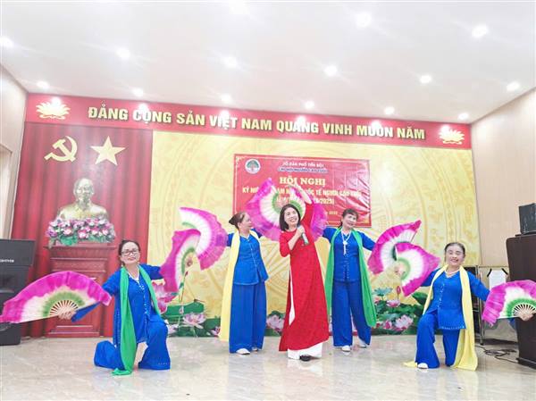 Nhân dịp kỷ niệm 35 năm ngày Quốc tế Người cao tuổi (01/10/1991-01/10/2025), các hoạt động giao lưu văn hoá, văn nghệ và thăm tặng quà người cao tuổi tại các tổ dân phố trên địa bàn phường diễn ra trong không khí sôi nổi, vui tươi và đầy ý nghĩa.