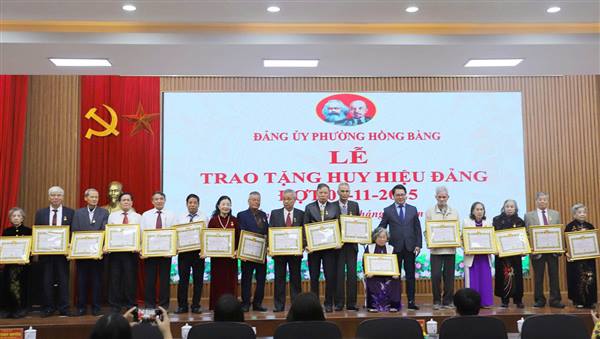 ĐẢNG BỘ PHƯỜNG HỒNG BÀNG TỔ CHỨC LỄ TRAO TẶNG HUY HIỆU ĐẢNG ĐỢT 07/11/2025