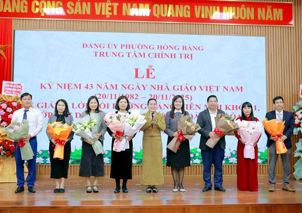 PHƯỜNG HỒNG BÀNG TỔ CHỨC LỄ KỶ NIỆM 43 NĂM NGÀY NHÀ GIÁO VIỆT NAM VÀ BẾ GIẢNG LỚP BỒI DƯỠNG ĐẢNG VIÊN MỚI KHÓA 1, LỚP BỒI DƯỠNG NHẬN THỨC VỀ ĐẢNG KHÓA 2