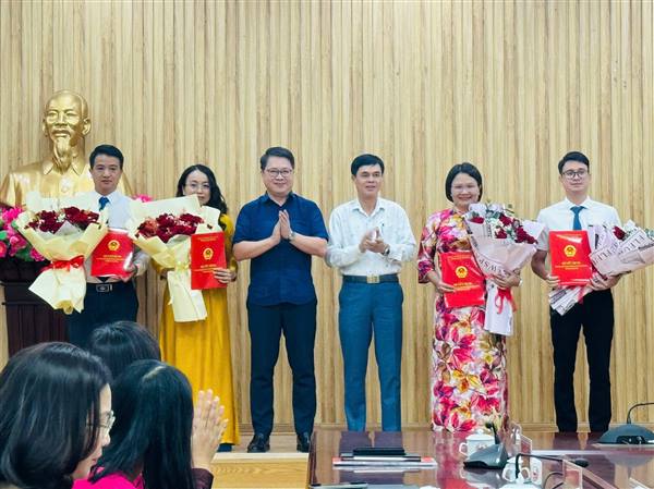 Hội nghị công bố các quyết định về công tác cán bộ.