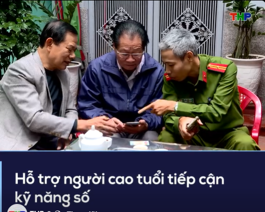 Phường Hồng Bàng tích cực triển khai phong trào “Bình dân học vụ số”, trong đó có hoạt động hướng dẫn người dân, nhất là người cao tuổi và người yếu thế sử dụng công nghệ như ứng dụng VNeID, dịch vụ công trực tuyến, thanh toán không tiền mặt, góp phần phòng chống lừa đảo trực tuyến.