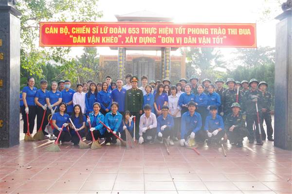 Lữ đoàn 653 phối hợp với đoàn thanh niên phường Hồng bàng, tiến hành dâng hương, tổng dọn vệ sinh đền liệt sĩ Hồng Bàng