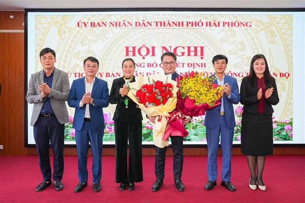 HỘI NGHỊ CÔNG BỐ QUYẾT ĐỊNH CỦA CHỦ TỊCH ỦY BAN NHÂN DÂN THÀNH PHỐ VỀ CÔNG TÁC CÁN BỘ