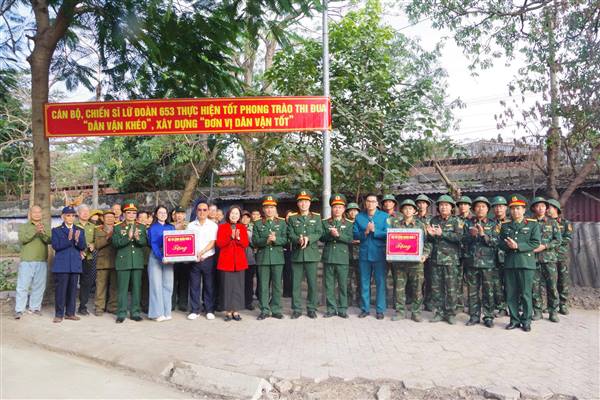 ĐOÀN CÔNG TÁC QUÂN KHU THĂM, KIỂM TRA LỮ ĐOÀN 653 THỰC HIỆN NHIỆM VỤ HÀNH QUÂN DÃ NGOẠI GIAI ĐOẠN 2 NĂM 2025