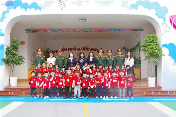 Lữ đoàn 653 phối hợp với trường Mầm non Sở Dầu, tổ chức thăm quan trải nghiệm đơn vị quân đội nhân dịp kỷ niệm 81 năm ngày thành lập Quân đội 22/12