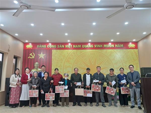 Trao tặng quà cho hộ cận nghèo, hộ có hoàn cảnh khó khăn nhân dịp đón năm mới 2026