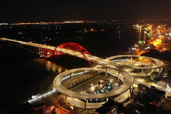 Những cây cầu trên thành phố Hoa Phượng Đỏ