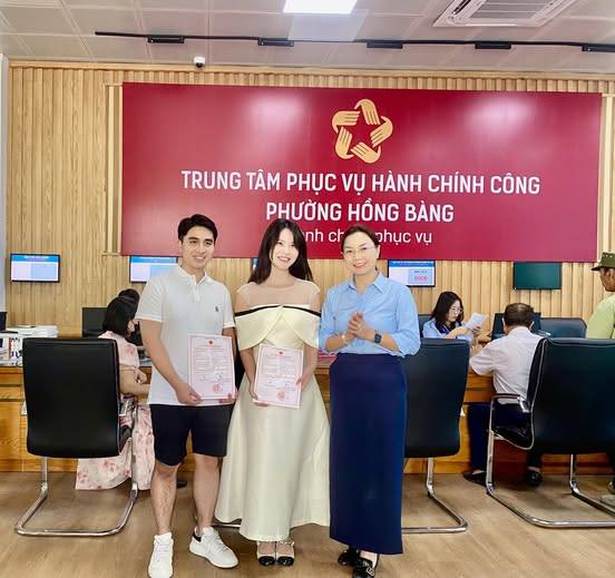 Đồng chí Nguyễn Thị Vân Anh – Phó Chủ tịch UBND kiêm Giám đốc Trung tâm Phục vụ hành chính công phường Hồng Bàng trao Giấy chứng nhận kết hôn và chúc mừng hạnh phúc cho công  dân:Nguyễn Quang Hoàng Anh đăng ký thường trú tại phường Hồng Bàng, TP. Hải Phòng kết hôn cùng chị Dương Hoàng Giang cư trú tại phường Yên Hoà, TP. Hà Nội.