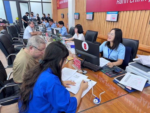 ”Áo xanh” xung kích hỗ trợ người dân sử dụng dịch vụ công – lan tỏa tinh thần chuyển đổi số từ cơ sở.