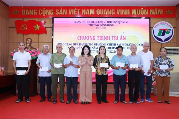 Chương trình Tri ân: trao tặng quà cho các gia đình chính sách, người có công nhân kỷ niệm 78 năm&nbsp;Ngày Thương binh, Liệt sỹ (27/7/1947-27/7/2025) trên địa bàn phường.