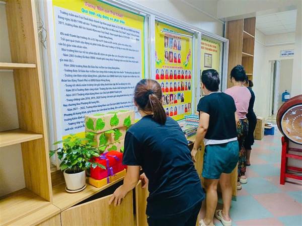 Trường mầm non Trại Chuối huy động lực lượng kê tủ, các trang thiết bị đảm bảo an toàn, phòng chống bão số 3 (Whipha)