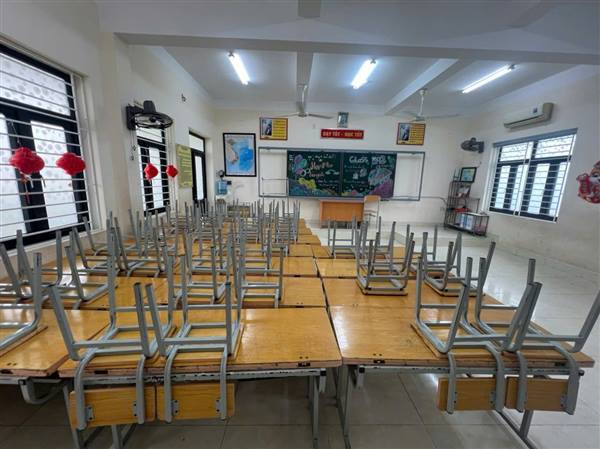 Trường Tiểu học Hùng Vương thực hiện gia cố cơ sở vật chất, chuẩn bị các điều kiện đón nhân dân đến tránh bão số 3 (Wipha)