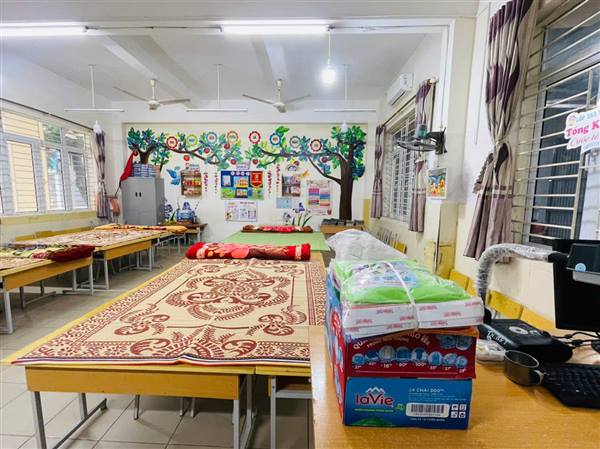 Trường tiểu học Ngô Gia Tự thực hiện gia cố hệ thống cửa, tường rào, chuẩn bị cơ sở vật chất và các điều kiện tốt nhất để đón nhân dân sơ tán tránh bão.