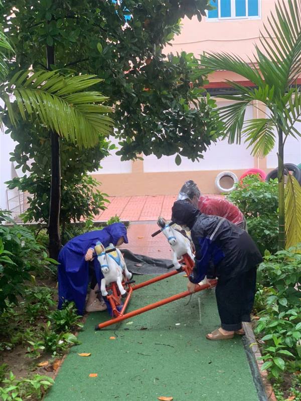 Trường mầm non Bạch Đằng huy động lực lượng thực hiện gia cố cơ sở vật chất, kiểm tra hệ thống mái che, cửa sổ, tường rào, cột biển báo, hệ thống đồ chơi trang thiết bị ngoài trời,… để phòng ngừa gió mạnh, mưa lớn, ngập úng, đảm bảo an toàn tuyệt đối phòng chống bão số 3