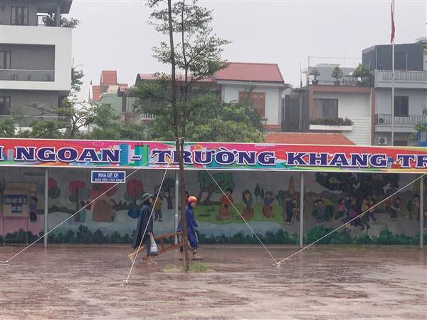 Trường tiểu học Nguyễn Trãi thực hiện gia cố cơ sở vật chất, gia cố hệ thống cây xanh đề phòng gãy, đổ, đảm bảo an toàn đối với cơ sở vật chất, trang thiết bị... trong nhà trường, phòng chống cơn bão số 3