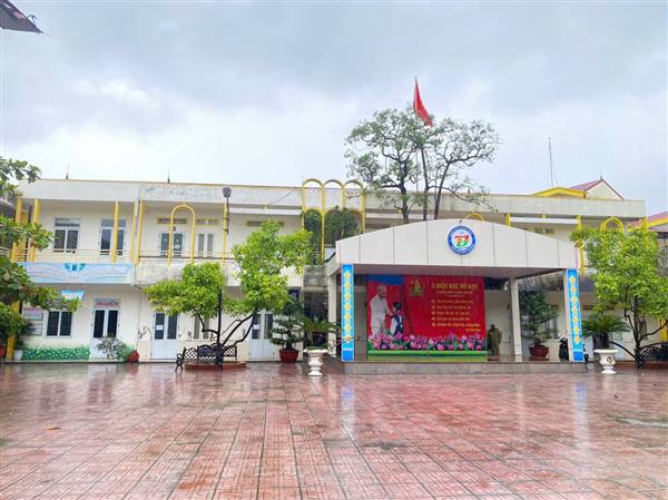 Trường tiểu học Bạch Đằng thực hiện gia cố cơ sở vật chất, gia cố hệ thống cây xanh đề phòng gãy, đổ; hạ các biển hiệu, chậu hoa, cây cảnh trên ban công; bố trí điểm tạm lánh phục vụ người dân đến tránh bão