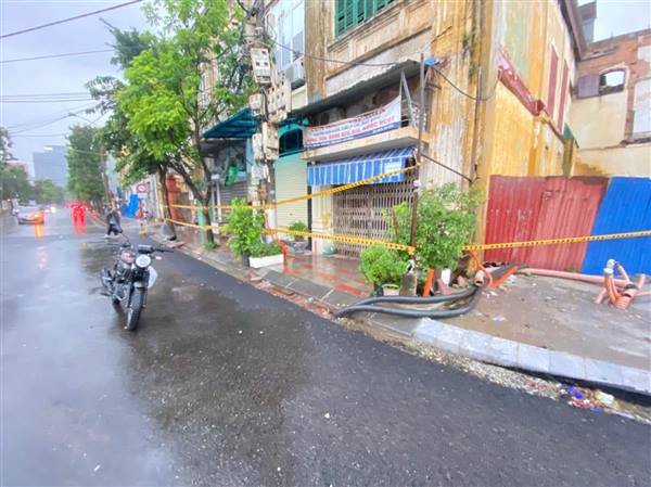 Ủy ban nhân dân phường Hồng Bàng phân công lực lượng di dời các hộ gia đình tai khu chung cư nguy hiểm xuống cấp số 4 Cù Chính Lan, Hồng Bàng về nơi tạm lánh an toàn, đảm bảo an toàn người và tài sản trong cơn bão số 3 (WIPHA). 