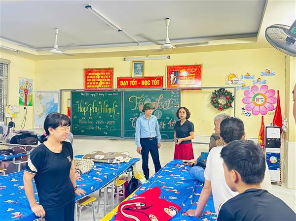 Lãnh đạo phường Hồng Bàng thăm và động viên bà con ở điểm tạm lánh bão số 3 tại trường Tiểu học Nguyễn Huệ