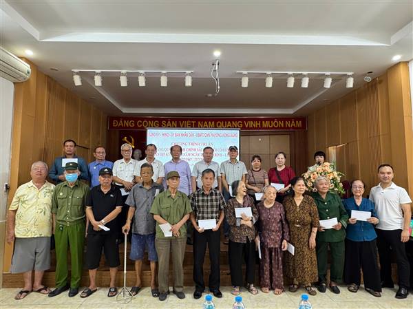 Hội nghị&nbsp;trao tặng quà cho các gia đình chính sách, người có công nhân kỷ niệm 78 năm&nbsp;Ngày Thương binh, Liệt sỹ (27/7/1947-27/7/2025) trên địa bàn phường.