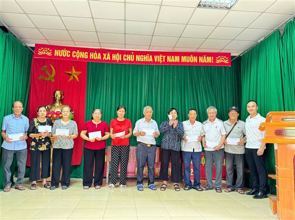 Hội nghị&nbsp;trao tặng quà cho các gia đình chính sách, người có công nhân kỷ niệm 78 năm&nbsp;Ngày Thương binh, Liệt sỹ (27/7/1947-27/7/2025) trên địa bàn phường.