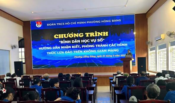 Nâng cao nhận thức, trang bị kiến thức phòng ngừa các hành vi lừa đảo, chiếm đoạt tài sản trên không gian mạng cho thanh niên và nhân dân trên địa bàn phường qua chương trình “Bình dân học vụ số”.