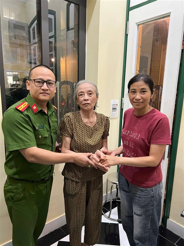 Công an phường Hồng Bàng nhận Thư cảm ơn của người dân.