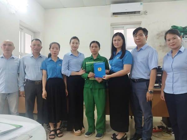Công đoàn phường Hồng Bàng trao trợ cấp khó khăn đột xuất cho đoàn viên công đoàn