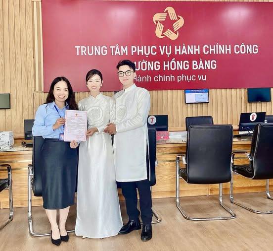 TRUNG TÂM PHỤC VỤ HCC PHƯỜNG HỒNG BÀNG TRAO GIẤY CHỨNG NHẬN KẾT HÔN CHO CÔNG DÂN