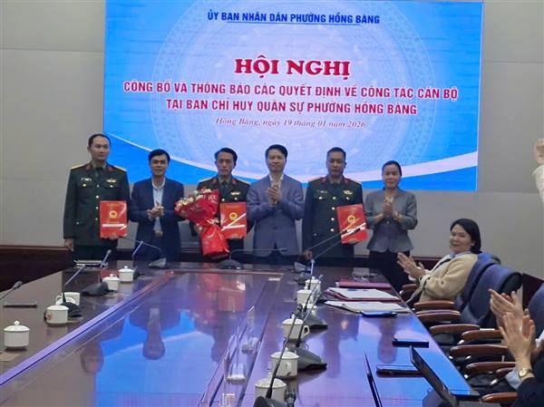 Hội nghị công bố các quyết định về công tác cán bộ tại Ban Chỉ huy Quân sự phường Hồng Bàng