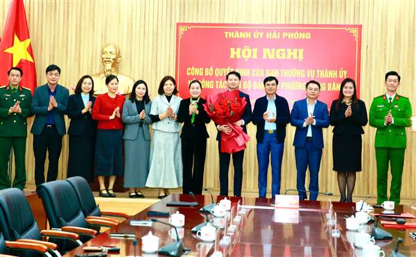 CÔNG BỐ QUYẾT ĐỊNH CỦA BAN THƯỜNG VỤ THÀNH ỦY VỀ CÔNG TÁC CÁN BỘ ĐẢNG ỦY PHƯỜNG HỒNG BÀNG