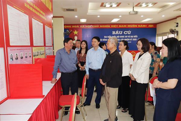 Trưởng Ban Tuyên giáo và Dân vận Thành ủy kiểm tra công tác chuẩn bị bầu cử tại các phường Hồng An, Hồng Bàng, An Biên và Lê Chân
