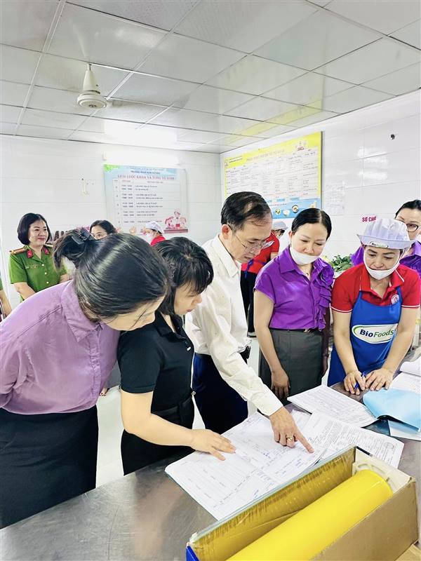 Kiểm tra vệ sinh an toàn thực phẩm tại bếp ăn trường Mầm non Sở Dầu