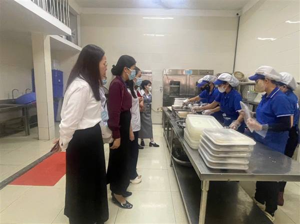 Kiểm tra vệ sinh an toàn thực phẩm tại trường Tiểu học Nguyễn Tri Phương