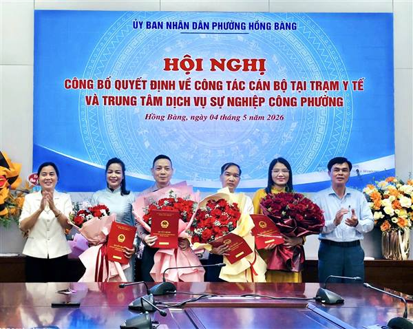  Hội nghị công bố Quyết định về công tác cán bộ tại Trung tâm Dịch vụ sự nghiệp công phường và Trạm Y tế phường.