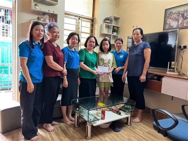 HỘI LHPN PHƯỜNG TỔ CHỨC THĂM HỎI, TẶNG QUÀ TRẺ EM CÓ HOÀN CẢNH KHÓ KHĂN NHÂN DỊP 1/6
