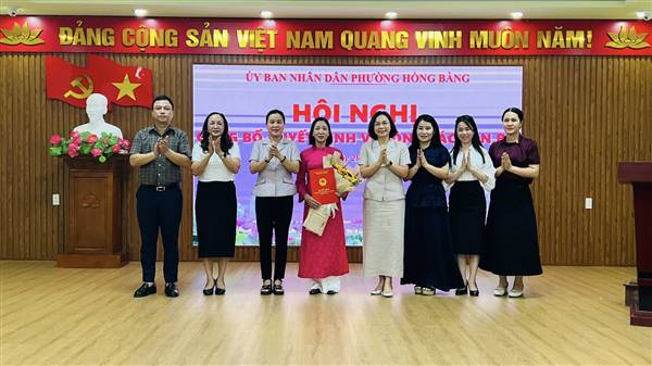Hội nghị công bố Quyết định của Đảng uỷ - UBND phường về công tác cán bộ tại trường Mầm non Thượng Lý