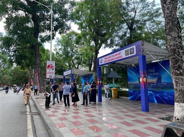  Không khí chuẩn bị cho Lễ hội hoa phượng đỏ 2026 tại dải trung tâm thành phố.