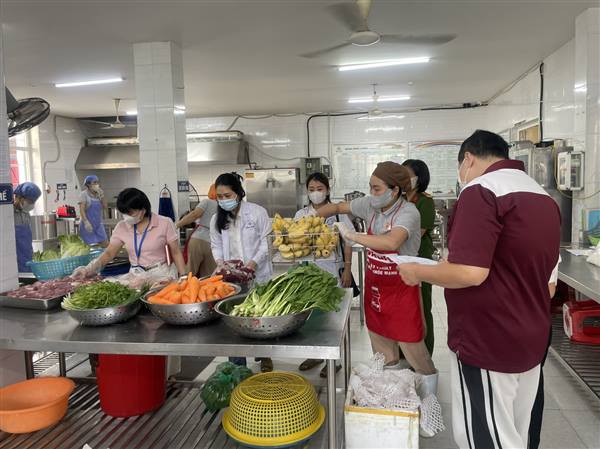 Kiểm tra ATTP tại bếp ăn trường Mầm non Ngân Hà, trong đợt cao điểm "Tháng hành động vì an toàn thực phẩm" năm 2026