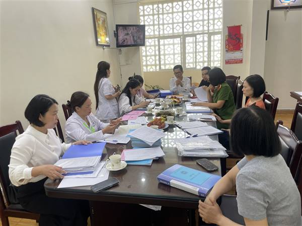 Kiểm tra ATTP tại bếp ăn trường Tiểu học Trần Văn Ơn, trong đợt cao điểm "Tháng hành động vì an toàn thực phẩm" năm 2026.