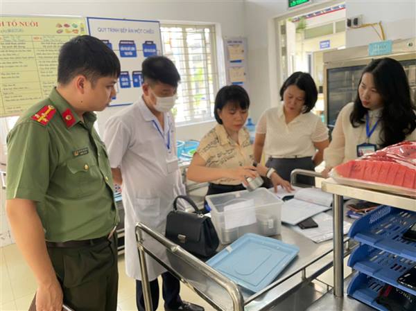 KIỂM TRA AN TOÀN THỰC PHẨM TẠI TRƯỜNG TIỂU HỌC HÙNG VƯƠNG