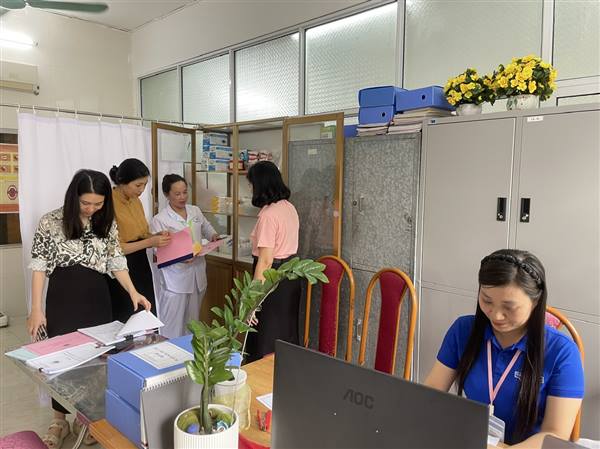 KIỂM TRA AN TOÀN THỰC PHẨM TRƯỜNG TIỂU HỌC NGUYỄN HUỆ
