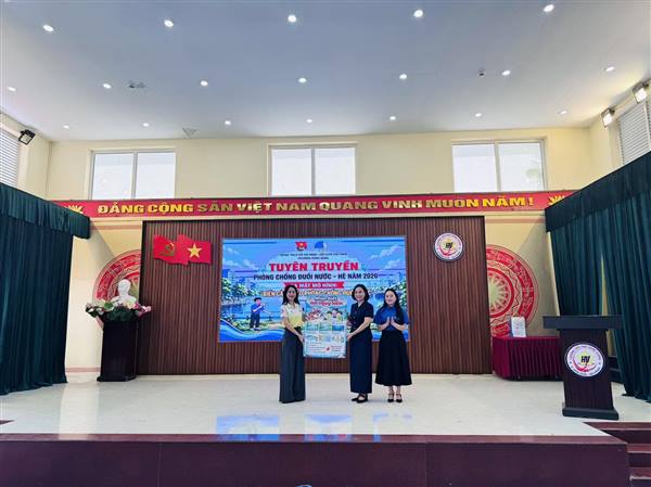 KHAI MẠC HÈ - RA QUÂN CHIẾN DỊCH THANH NIÊN TÌNH NGUYỆN HÈ NĂM 2026; TẶNG QUÀ CHO HỌC SINH CÓ HOÀN CẢNH KHÓ KHĂN VƯƠN LÊN HỌC GIỎI 
