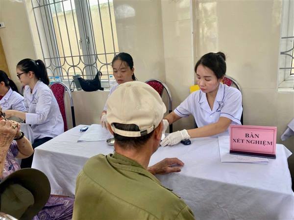 TIẾP TỤC TRIỂN KHAI KHÁM SỨC KHỎE ĐỊNH KỲ CHO NGƯỜI CAO TUỔI TẠI PHƯỜNG HỒNG BÀNG