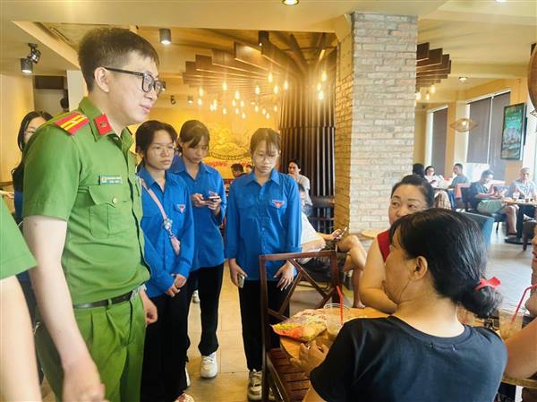 Đoàn phường Hồng Bàng triển khai phong trào “Gia đình số” phối hợp cùng Công an phường hưởng ứng Lễ ra quân Chiến dịch “Mùa hè số cùng VNeID” 
