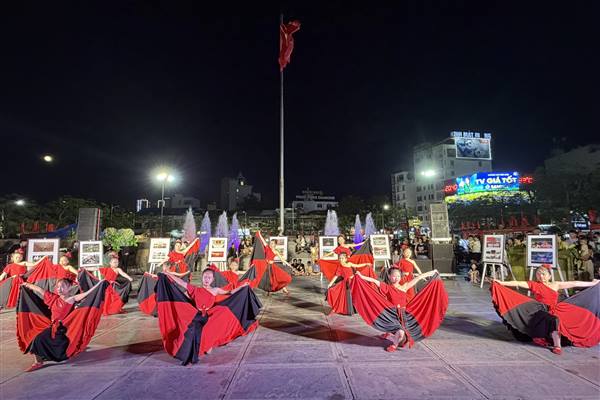 Chương trình nghệ thuật đường phố thu hút đông đảo khán giả nhỏ tuổi nhân Ngày Quốc tế thiếu nhi 1/6
