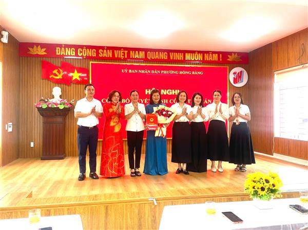 Công bố Quyết định của Đảng uỷ - UBND phường về công tác cán bộ tại Tiểu học Nguyễn Huệ