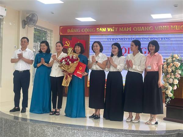 Hội nghị công bố Quyết định của Đảng uỷ - UBND phường về công tác cán bộ tại Trường Tiểu học Nguyễn Trãi